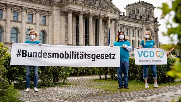 VCD-Mitglieder vor Reichstagsgebäude